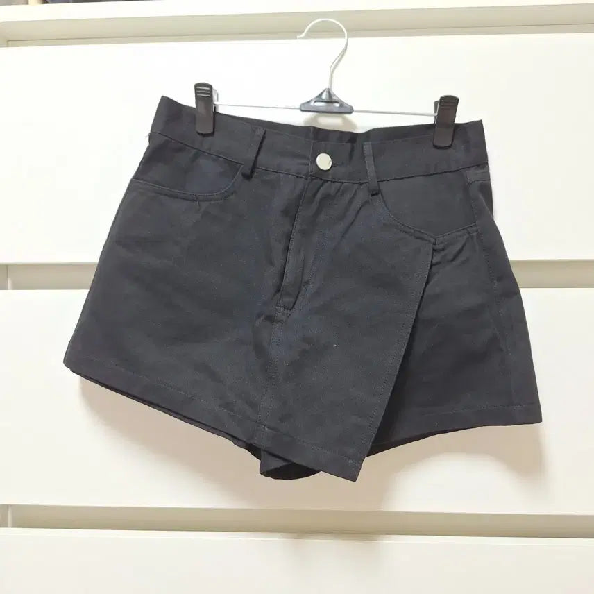 [BUNJANG] Megle Diagonal High-Waist Skort / (1회 착용) 메이글 사선 하이웨스트 숏 치마바지