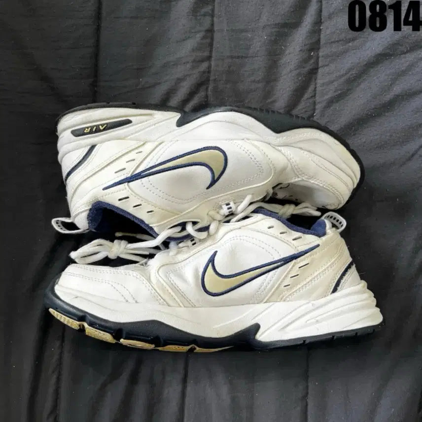 [BUNJANG] Nike Air Monarch IV White/Navy Sneakers / 나이키 에어 모나크 IV 흰색/네이비 255