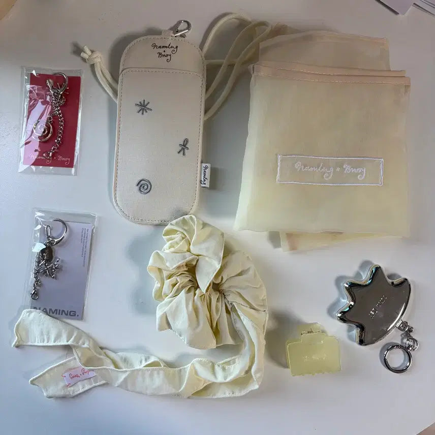 [BUNJANG] Naming Cheek Bomb Goods Mirror, Scrunchie, Summer Bag, Sunglasses Case, Hair Clip, Keyring / (새상품) 네이밍 굿즈(거울, 스크런치, 썸머백, 선글라스 케이스, 헤어클립, 키링), 치크밤 키링