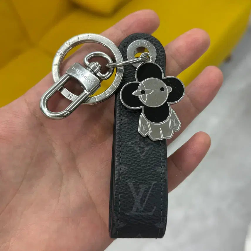 [BUNJANG] Louis Vuitton Vivienne Dragonne Key Holder & Bag Charm Black M01821 / 루이비통 비비엔 드라곤느 (Vivienne Dragonne) 키 홀더 & 백 참 블랙 M01821