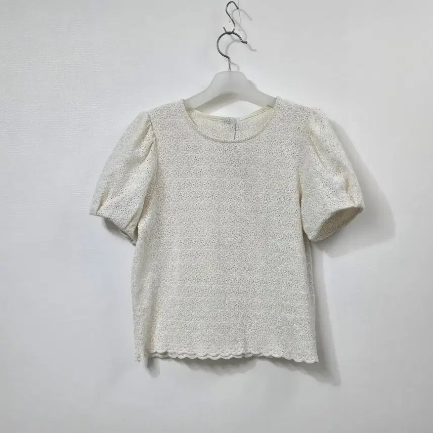 [BUNJANG] Embroidered Balloon Sleeve Blouse / 꽃자수 벌룬소매 블라우스