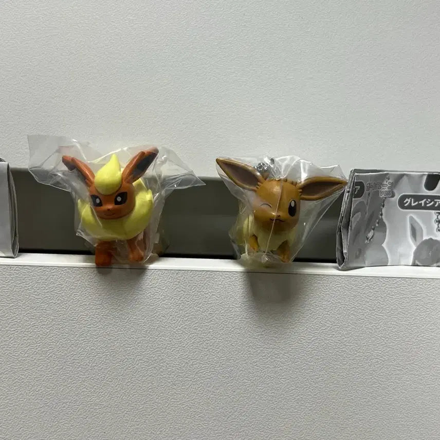 [BUNJANG] Pokemon Eevee & Flareon Dangling Figure Set / 포켓몬스터 (이브이,부스터) 대롱 데롱 연결 가챠 피규어 2종 일괄 굿즈