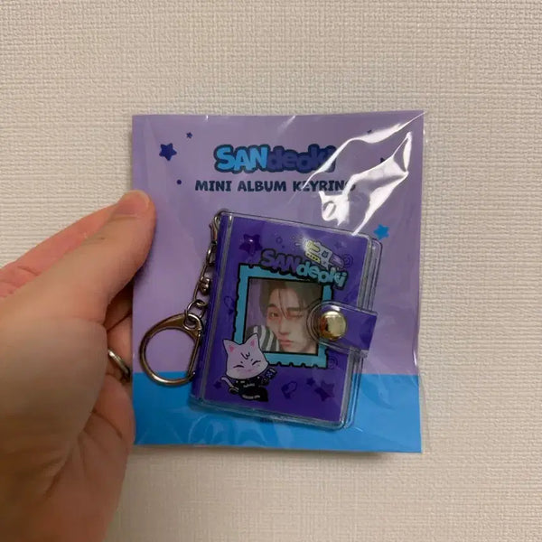[BUNJANG] ATEEZ ANITEEZ POP-UP STORE [ANITEEZ IN COLOR] Mini Album Keyring / ATEEZ X ANITEEZ POP-UP STORE [ANITEEZ IN COLOR] MD 19. 미니 앨범 키링 (MINI ALBUM KEYRING)