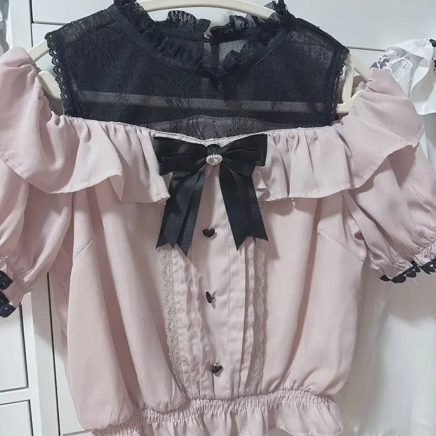 [BUNJANG] Lizlisa Off-Shoulder Blouse Pink / 리즈리사 오프숄더 블라우스 핑크