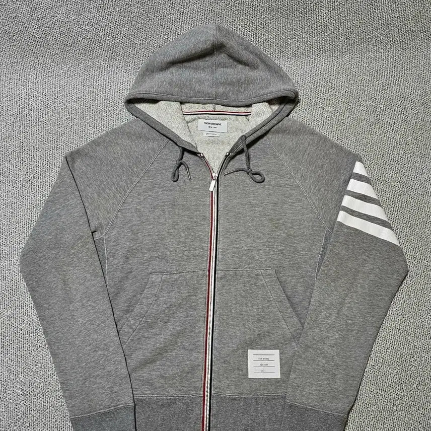 [BUNJANG] Thom Browne 4-Bar Armband Grey Hoodie Zip-Up / [2 사이즈] 톰브라운 4바 완장 그레이 후드집업