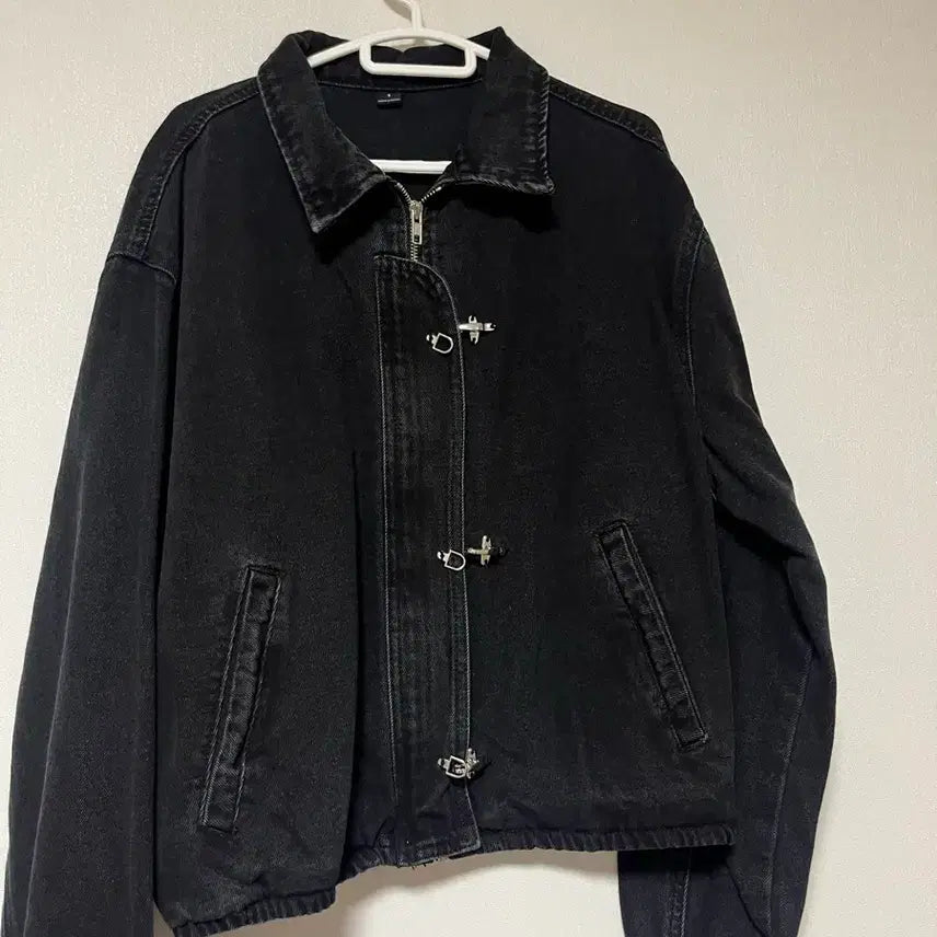[BUNJANG] Denim Jacket with Buckle Button Detail / 새상품) 흑청 버클 단추 포인트 데님 자켓 점퍼
