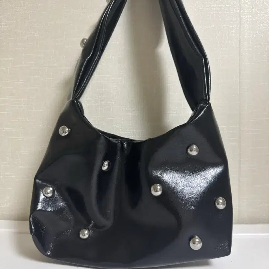 [BUNJANG] Black Shoulder Bag with Stud Embellishments / 블랙 숄더백 스터드 장식