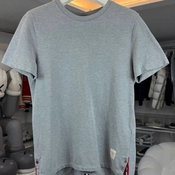 [BUNJANG] Thom Browne Back Tricolor Stripe Short Sleeve T-shirt (Grey) / 톰브라운 백삼선 스트라이프 반팔 티셔츠 (그레이)