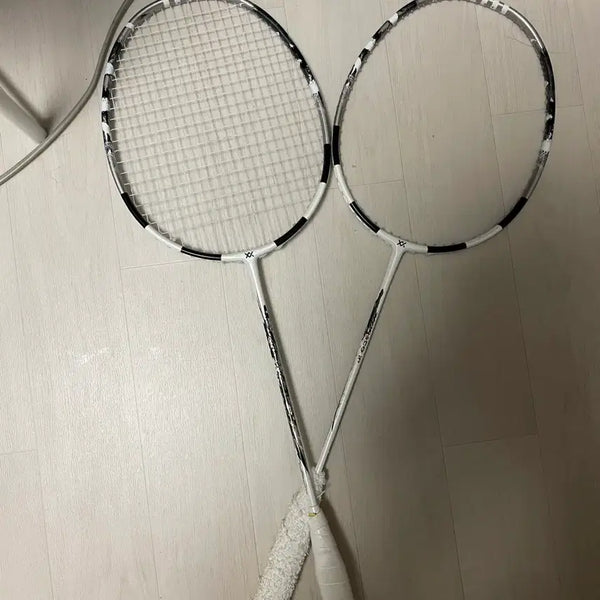 [BUNJANG] MAX Badminton Racket Tornado IP (4U) - Set of 2 / 맥스 배드민턴 라켓 토네이도 ip 2자루 팝니다