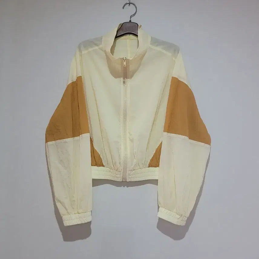 [BUNJANG] Color-Blocked Cropped Windbreaker Jacket / 크롭 배색 바람막이 점퍼