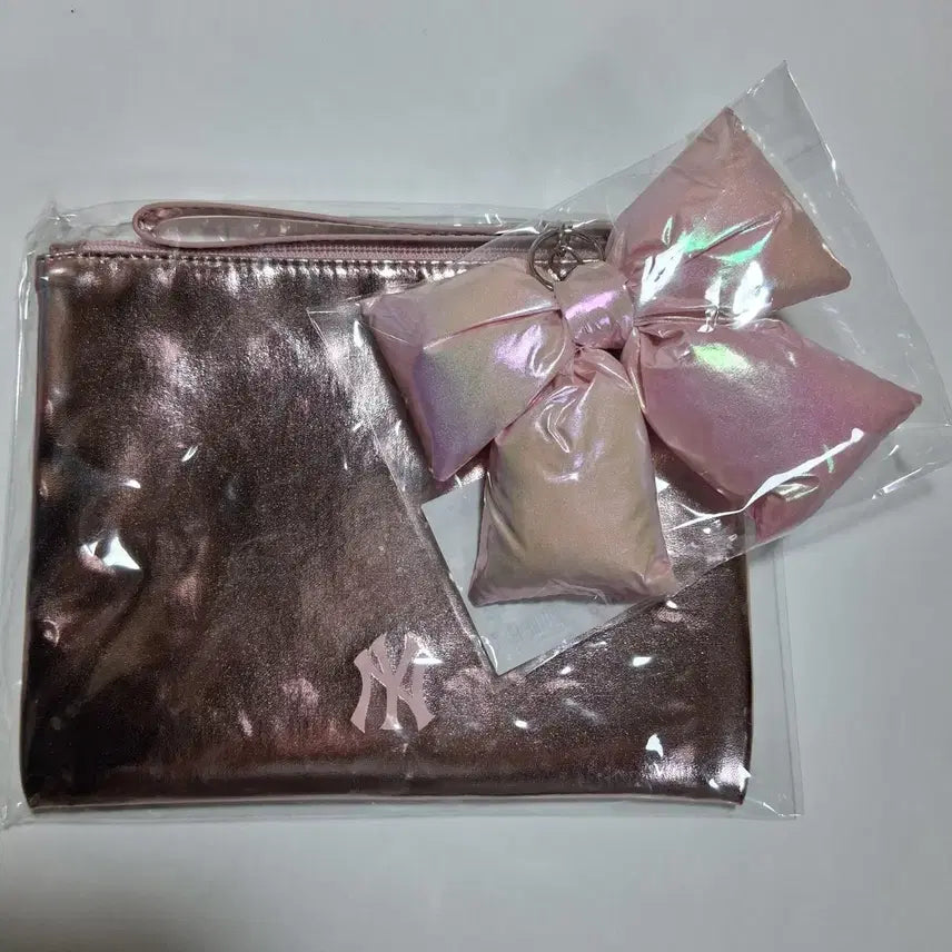 [BUNJANG] Banila Co. x MLB Metallic Pink Edition Pouch + Keychain Set (Sealed) / [미개봉] 바닐라코 엠엘비 메탈릭 핑크 에디션 파우치 + 키링