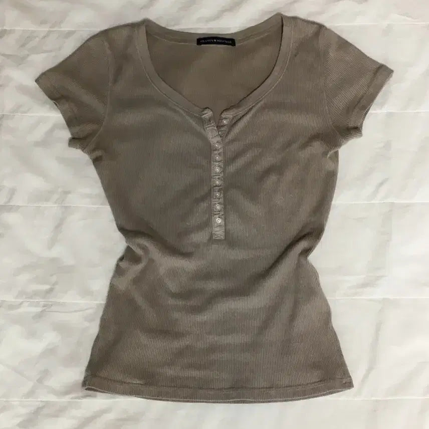 [BUNJANG] Brandy Melville Henry Neck Short Sleeve T-Shirt / 브랜디멜빌 헨리넥 반팔