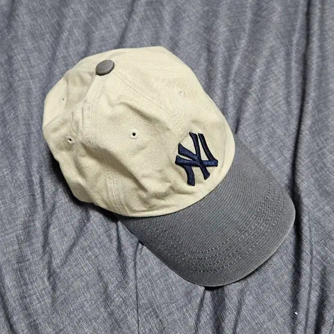 [BUNJANG] The Moment New York Yankees Two-Tone Baseball Cap / 더모멘트 뉴욕양키즈 투톤 볼캡