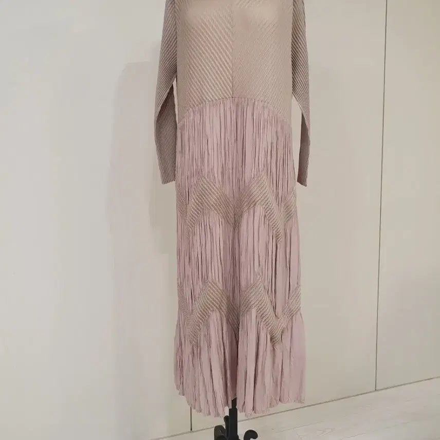 [BUNJANG] Pleated Color-Blocked Long Dress / 주름 배색 롱 원피스