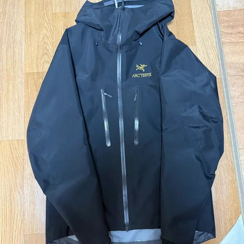 [BUNJANG] Arc'teryx Alpha SV Black Gold Zipper / 아크테릭스 알파sv 블랙 금장