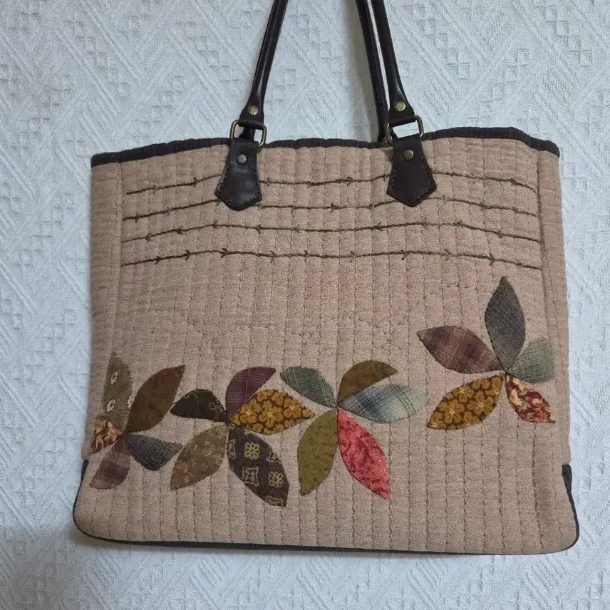 [BUNJANG] Quilted Flower Pattern Tote Bag / 퀼팅 플라워 패턴 토트백