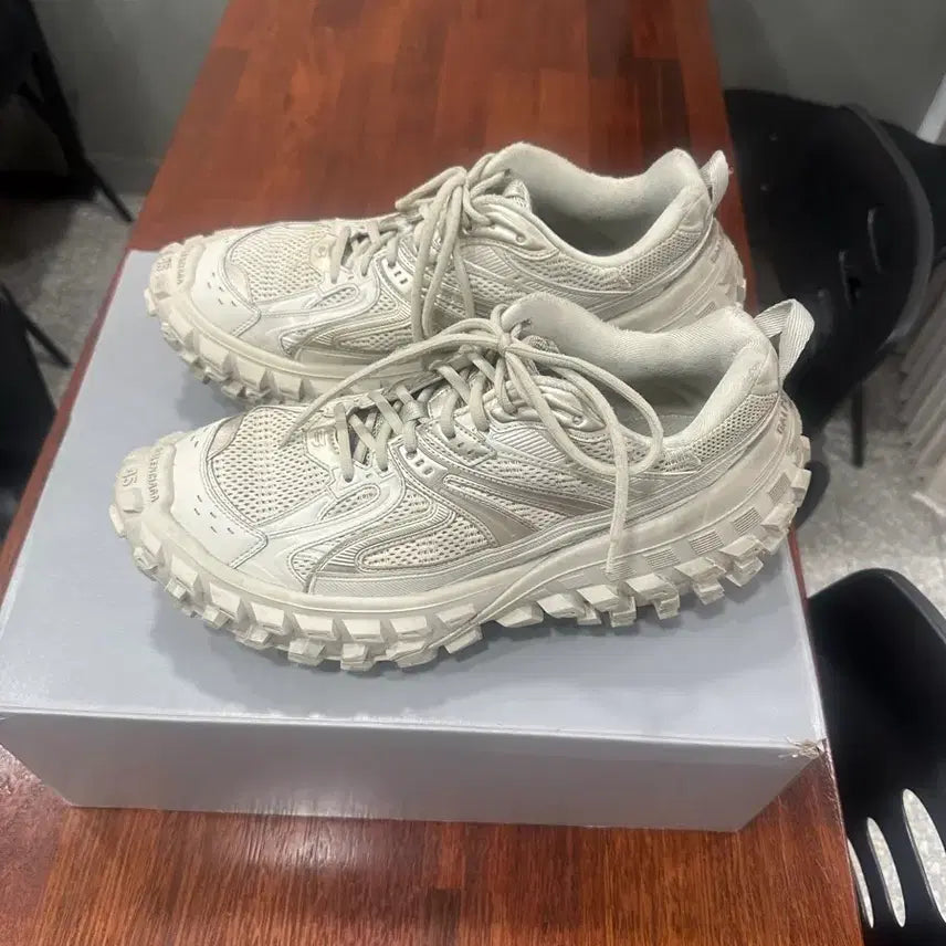 [BUNJANG] Balenciaga Defender Bouncer Beige Size 45 / 발렌시아가 디펜더 바운서 베이지 45