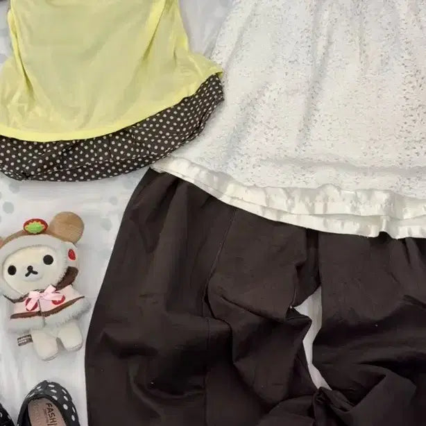 [BUNJANG] Burberry Yellow Short Sleeve, Dot Chocolate Long Sleeve Shirt, Flower Punching White Short Banding Skirt, Balloon Wide Brown Pants, Carhartt Brown Pocket Mini Cross Bag Set / 버버리 초코바나나 코디세트 입질연 판매 스윙잉키즈 미코하우스 카모메산장 와이즈걸 코코모리빈티지