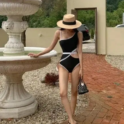 [BUNJANG] There's She's Color Block Asymmetrical Cut-out Monokini / 데얼쉬이즈 배색 언발 트임 섹시수영복 모노키니