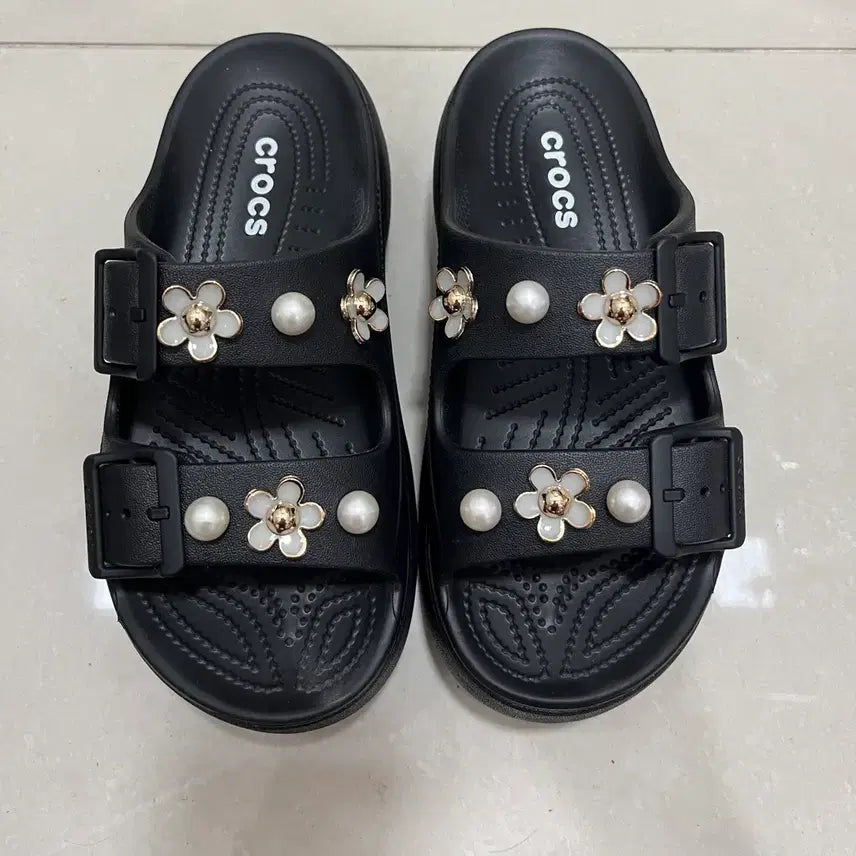 [BUNJANG] Crocs Platform Sandals Slippers Black (W6) + Jibbitz / 크록스 플랫폼 샌들 슬리퍼 블랙 230 w6+지비츠