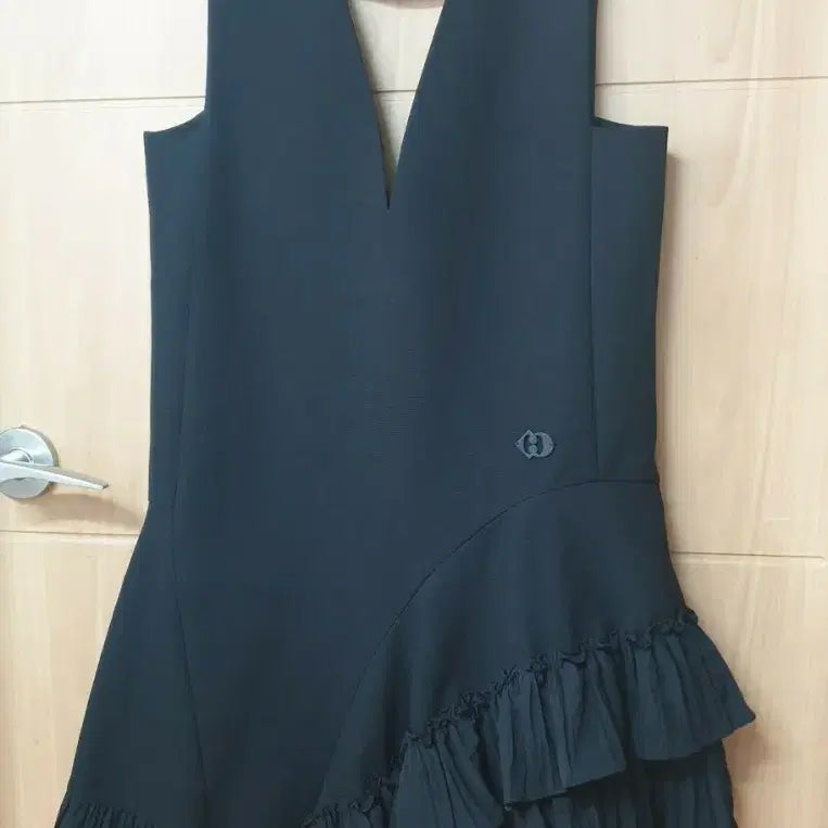[BUNJANG] 23FW Lucky Chouette Frilled Hem V-Neck Mini Dress / [23FW]럭키슈에뜨 프릴 밑단 V넥  원피스38