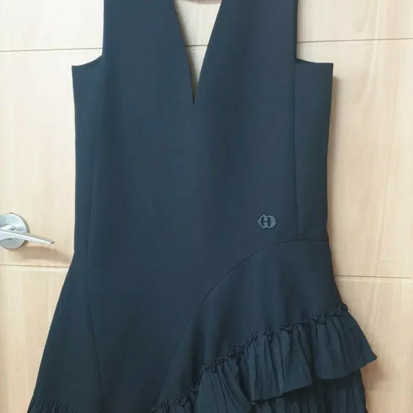 [BUNJANG] 23FW Lucky Chouette Frilled Hem V-Neck Mini Dress / [23FW]럭키슈에뜨 프릴 밑단 V넥  원피스38