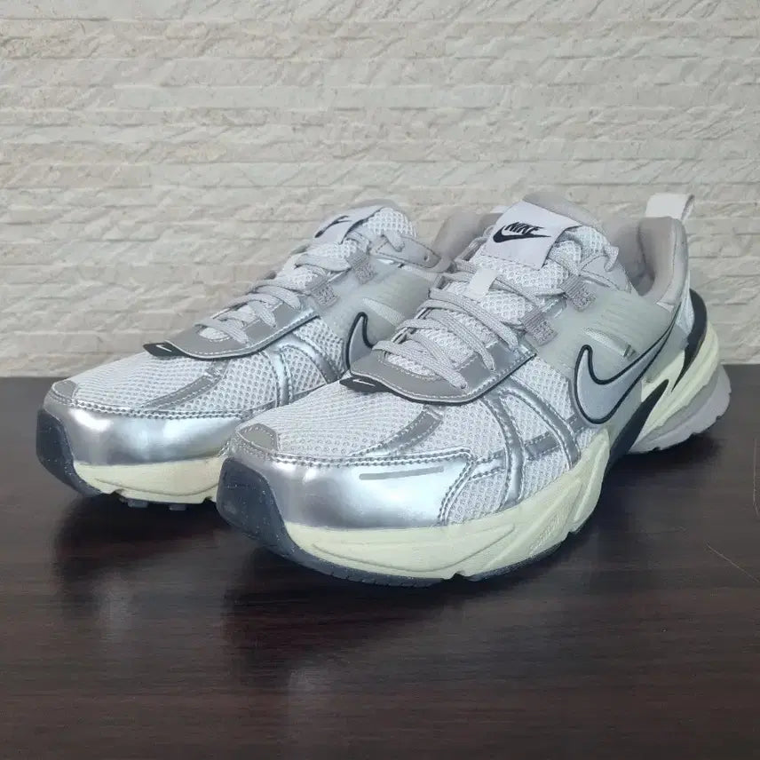 [BUNJANG] Nike V2K Run Summit White Metallic Silver Shoes (285mm) / 나이키 V2K 런 서밋 화이트 메탈릭 실버 285mm