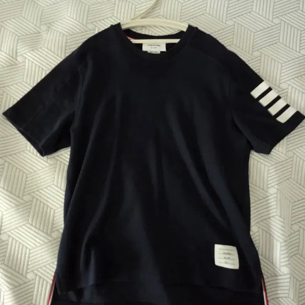 [BUNJANG] Thom Browne Navy Four Bar Armband T-Shirt Size 2 / 톰브라운 네이비 4선 완장 반팔 티셔츠 사이즈 2 정품 새상품급