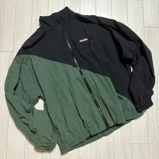 [BUNJANG] Baseman Logo Windbreaker Jacket - Black/Green (L) / 급처]  베이스맨로고바람막이자켓.  L