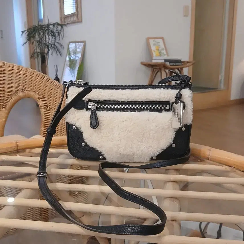 [BUNJANG] Coach Genuine Leather Crossbody Bag / 코치 정품 크로스백 양털