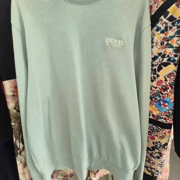 [BUNJANG] Guess Logo Embroidered Sweatshirt / **게스(GUESS) 로고 자수 스웨트셔츠(맨투맨)
