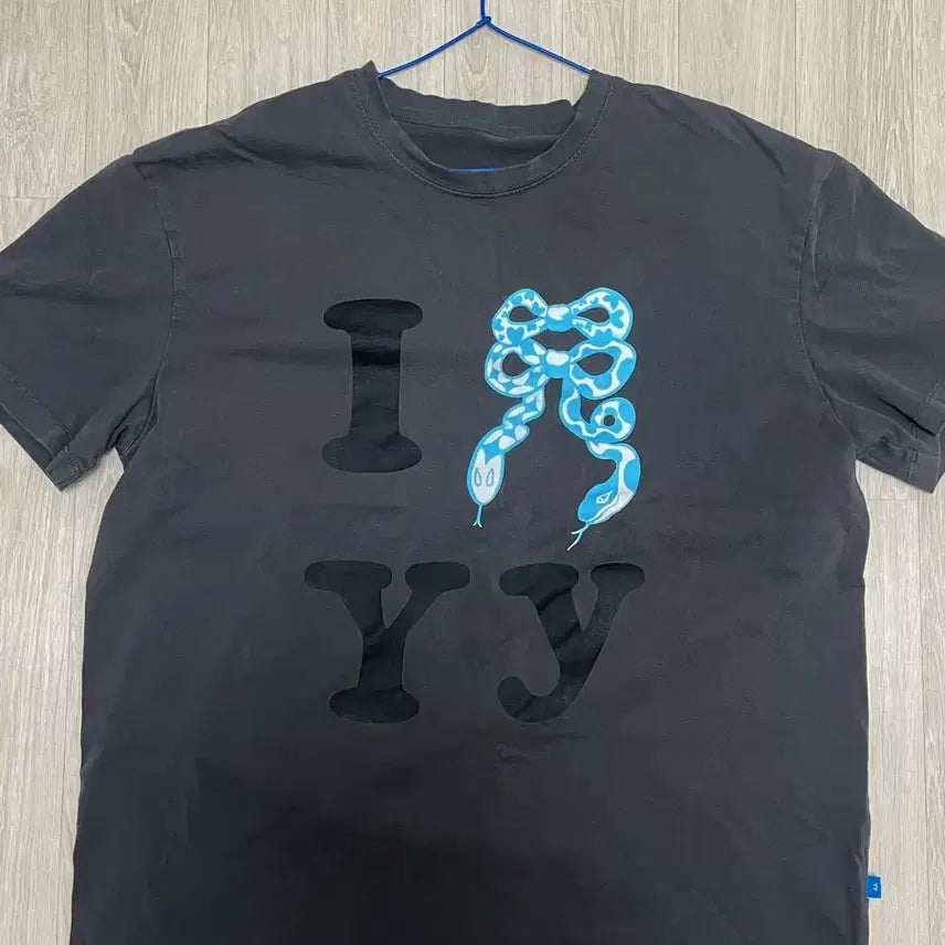 [BUNJANG] Opyyyy Blue Ribbon Snake Short Sleeve T-shirt Charcoal / 오픈YY 블루리본 스네이크 반팔티 차콜
