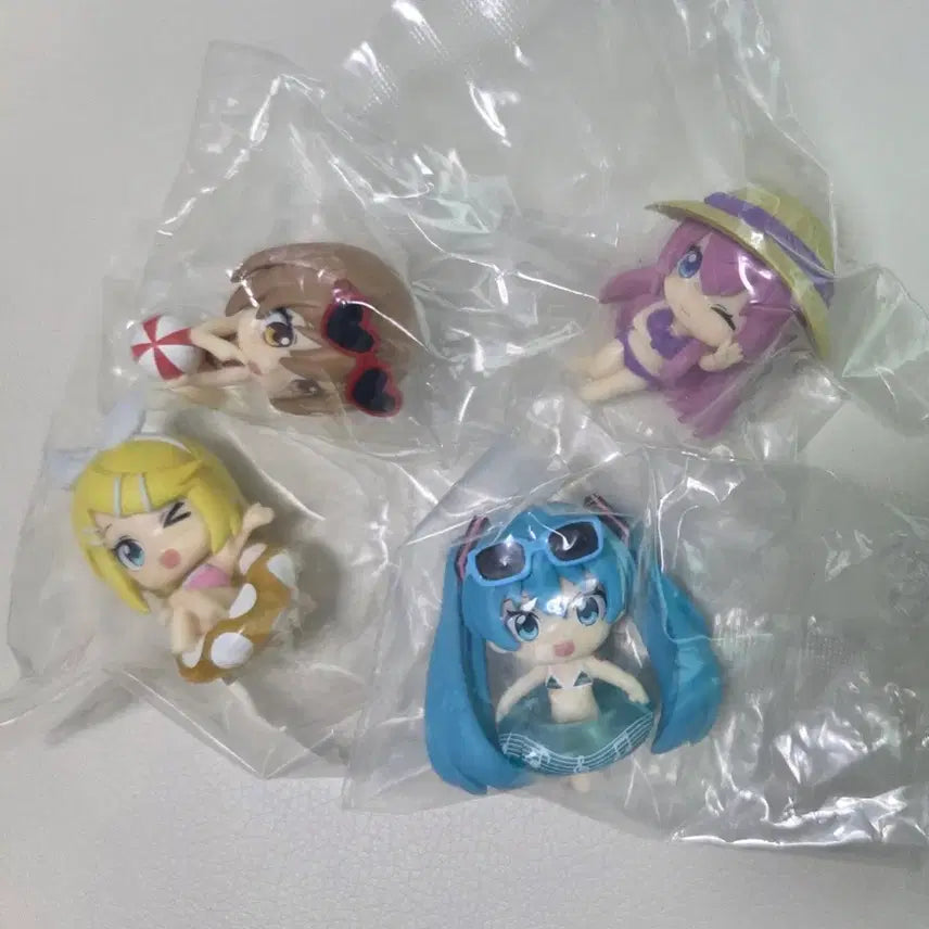 [BUNJANG] Vocaloid Pool Gacha Hatsune Miku Kagamine Rin Megurine Luka Meiko Bundle Set Figures / (일괄)다함께 수영장 가챠 미쿠 메이코 린 루카 피규어