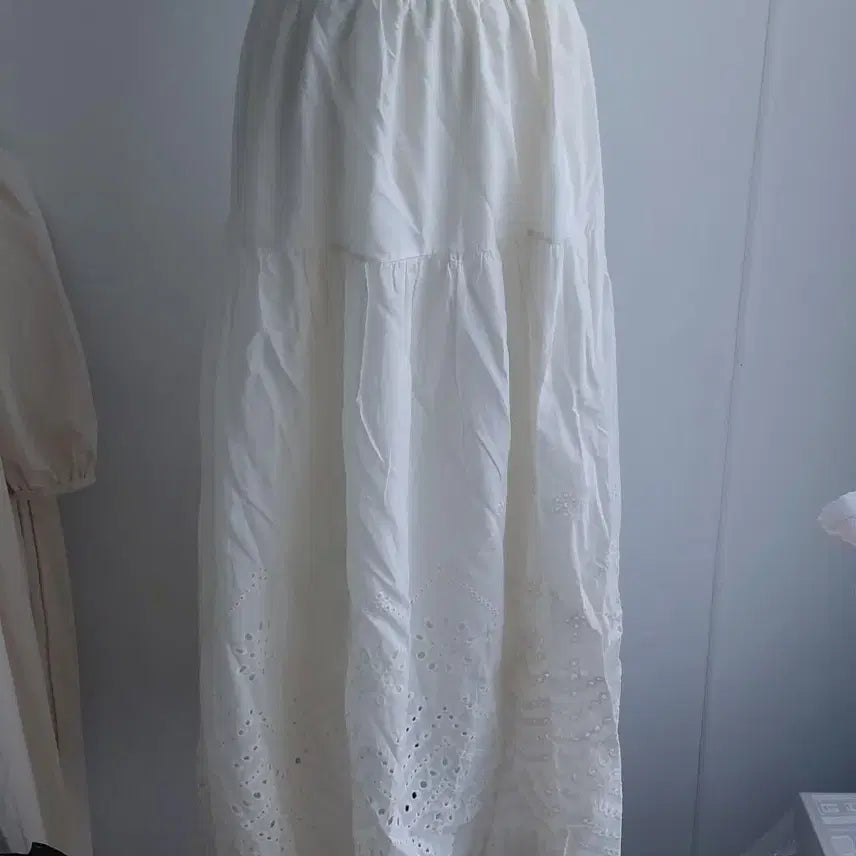 [BUNJANG] White Embroidered Long Skirt / [새상품] 화이트 자수 롱 스커트