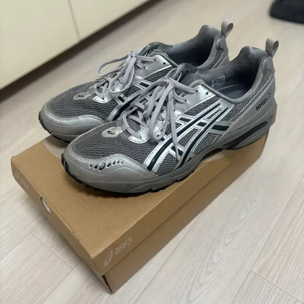[BUNJANG] ASICS x Fred Perry WeWear GEL-1090 V2 Clay Grey Pure Silver / [305] 아식스 x 프레자 위워 젤 1090 V2 클레이 그레이 퓨어 실버