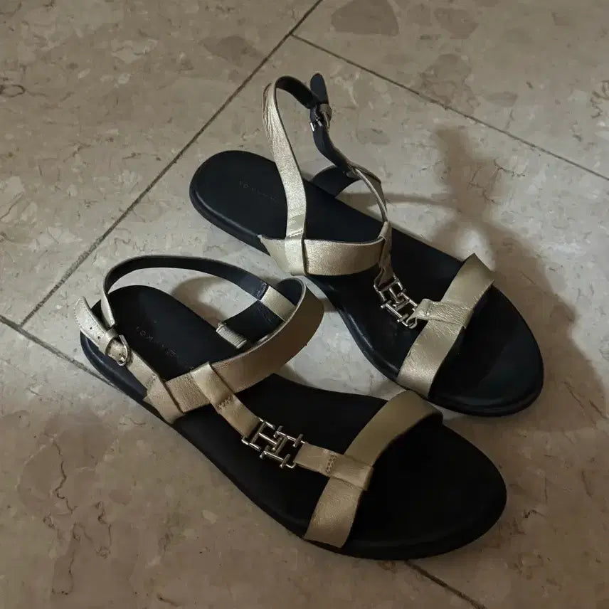 [BUNJANG] Tommy Hilfiger Gold Strap Sandals (245) / 타미힐피거 골드 스트랩 샌들 245