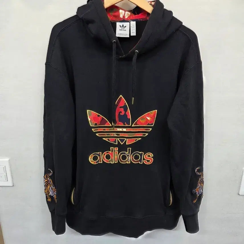 [BUNJANG] Adidas International LNY Big Trefoil Tiger Embroidery Hoodie L / 아디다스 해외판 lny 빅트레포일 타이거자수 후드티 L