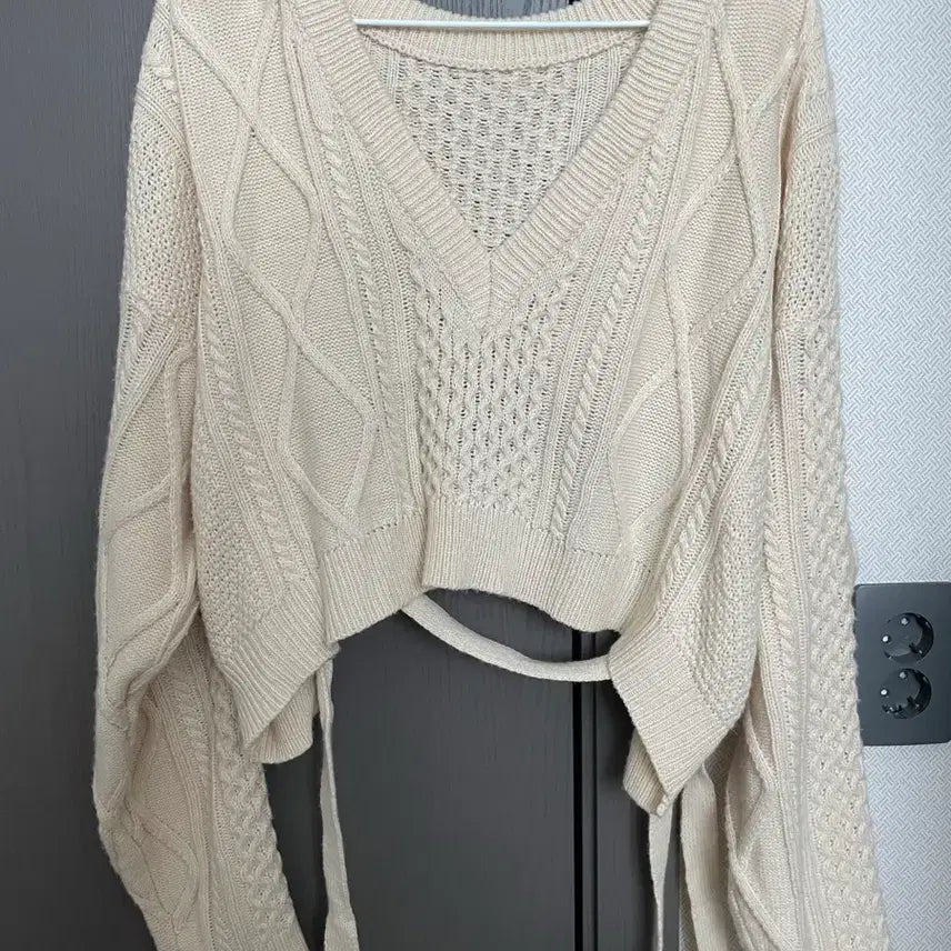[BUNJANG] Cream V-Neck Off-Shoulder Cable Knit Sweater / 꽈배기 니트 아이보리