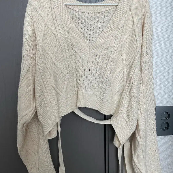[BUNJANG] Cream V-Neck Off-Shoulder Cable Knit Sweater / 꽈배기 니트 아이보리