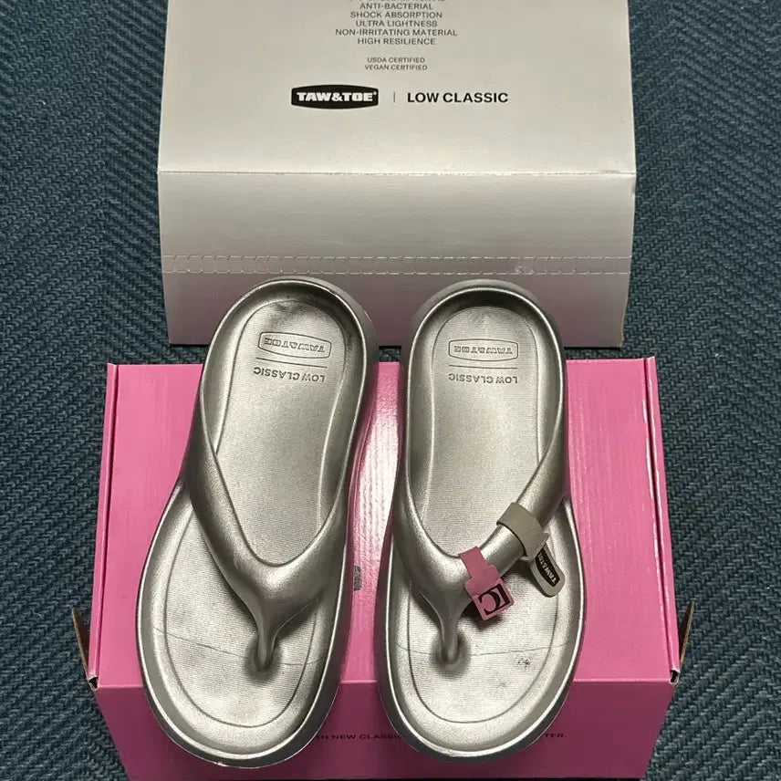 [BUNJANG] Tohn To x Low Classic Collaboration Silver Flip Flops (M Size, 240) / (240) 토앤토 로우클래식 콜라보 실버 M size 플립플랍