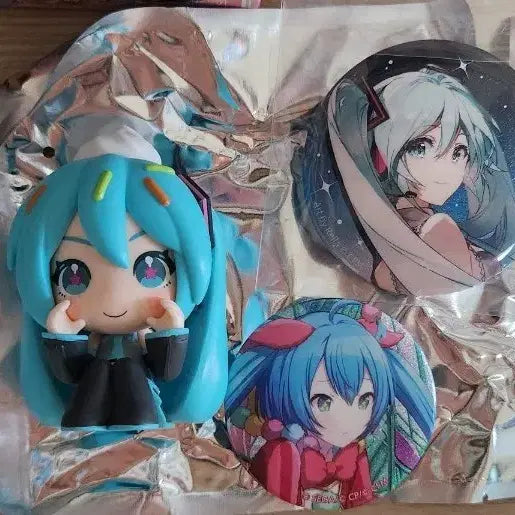 [BUNJANG] Hatsune Miku Perihappy Popping Sprinkle Figure + Can Badge Set / 하츠네 미쿠 페리하피 팝핑스프링클 피규어 + 캔뱃지