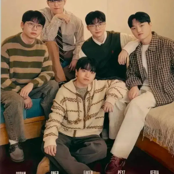 [BUNJANG] T1 "Homeground" Daewoong Pharmaceutical Group Bromide Poster / T1 티원 대웅제약 단체 브로마이드 포스터