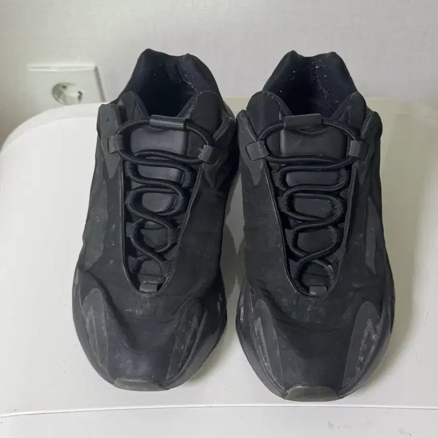 [BUNJANG] Adidas Yeezy 700 MNVN Black Sneakers / 아디다스 이지 700 MNVN 블랙 255