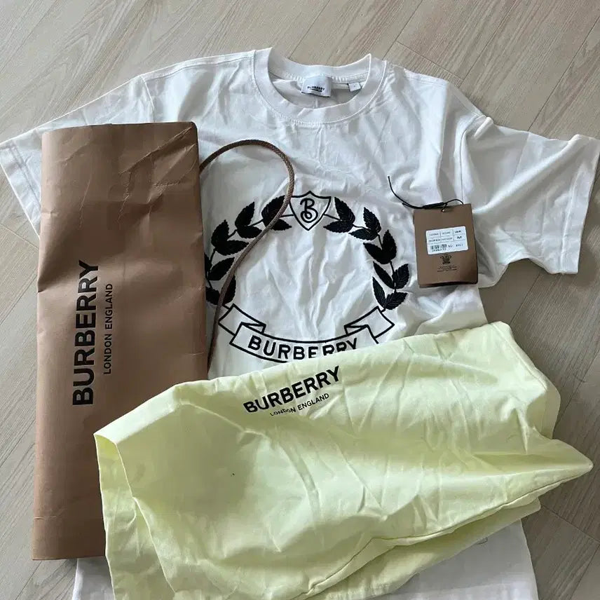 [BUNJANG] Burberry Archive Embroidered T-Shirt, Size M / 버버리 아키이브 자수 반팔티 새상품 M사이즈(실측기재)