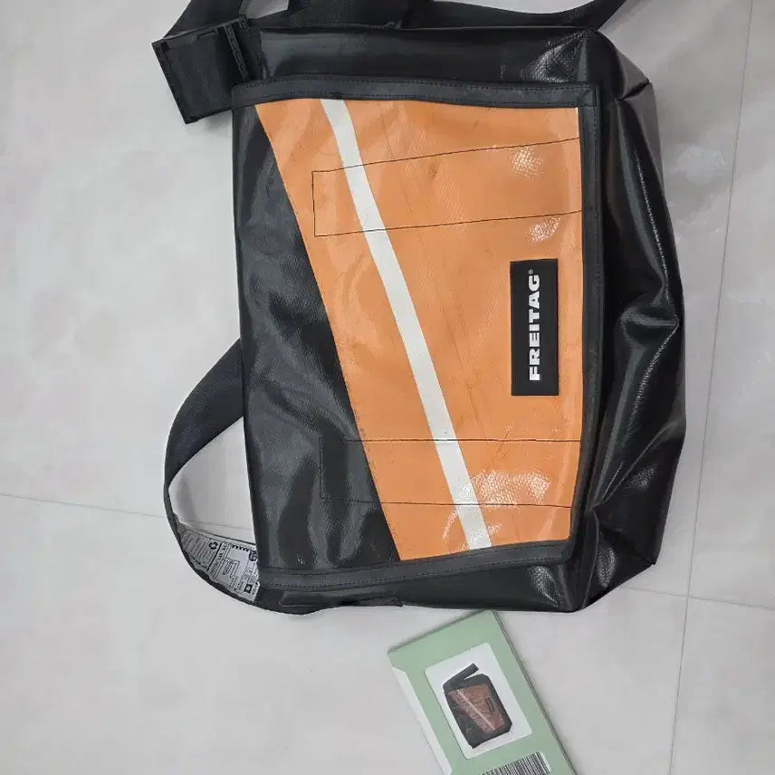 [BUNJANG] Freitag Dexter Crossbody Bag Black Orange / 프라이탁 덱스터 블랙 오렌지