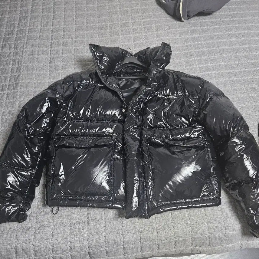 [BUNJANG] Low Classic Chaewon Black Glossy Padded Jacket / 르아위 김채원 블랙 유광 패딩