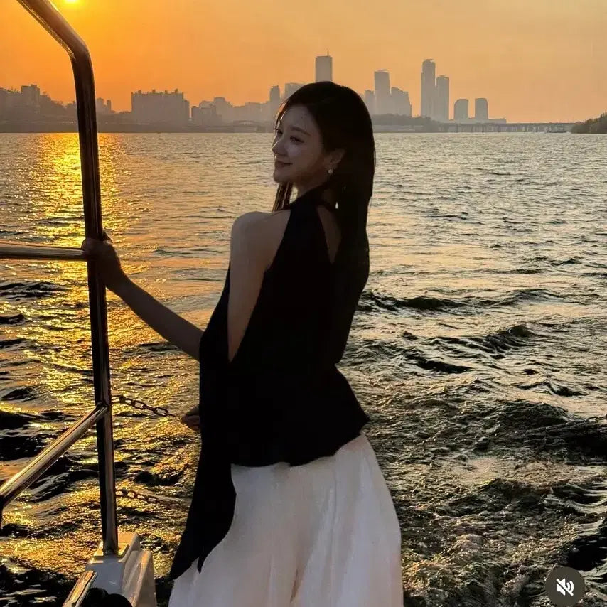 [BUNJANG] Grace Yu Isabel Halter-neck Blouse Navy / 그레이스유 이자벨 홀터넥 블라우스 Isabel Halter-neck 네이비