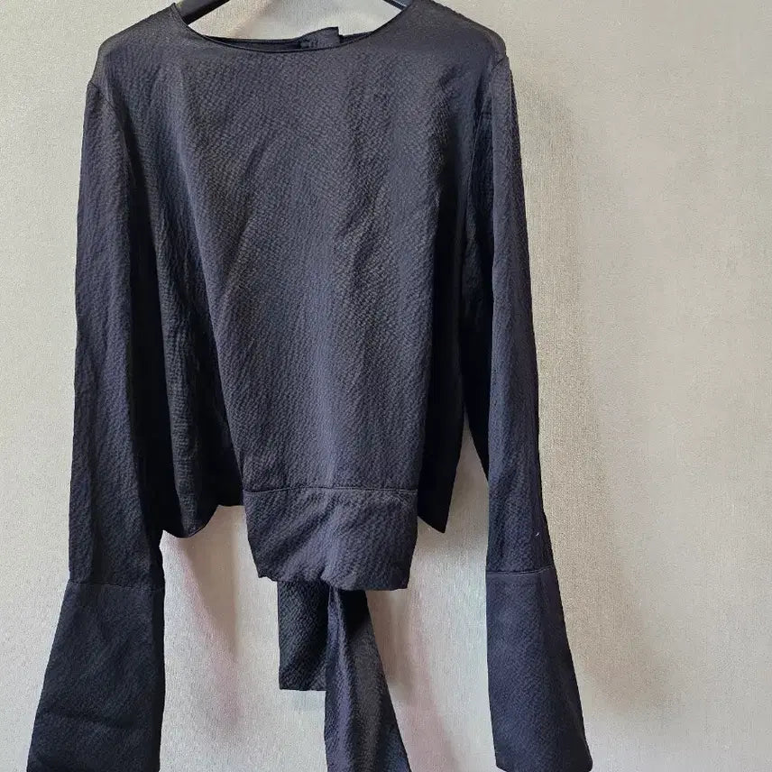 [BUNJANG] Recto Silk Embossed Back Ribbon Blouse Black / 렉토)엠보 실크 백리본 블라우스