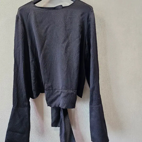 [BUNJANG] Recto Silk Embossed Back Ribbon Blouse Black / 렉토)엠보 실크 백리본 블라우스