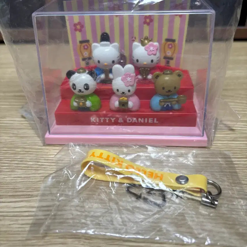 [BUNJANG] Hello Kitty & Daniel Hinamatsuri Mini Figure Set / [고전] 헬로키티 & 다니엘 히나마츠리 미니 피규어 세트